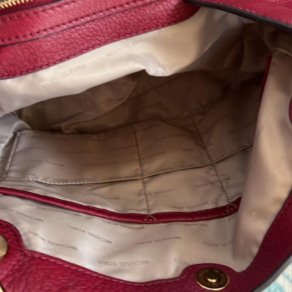 Michael Kors Raven Large leather shoulder bag in maroon color - Picture 9 of 16